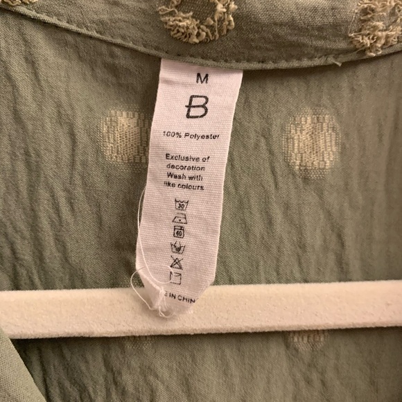 B Women’s Army Green Textured Polka Dot Top Size medium - Picture 2 of 5